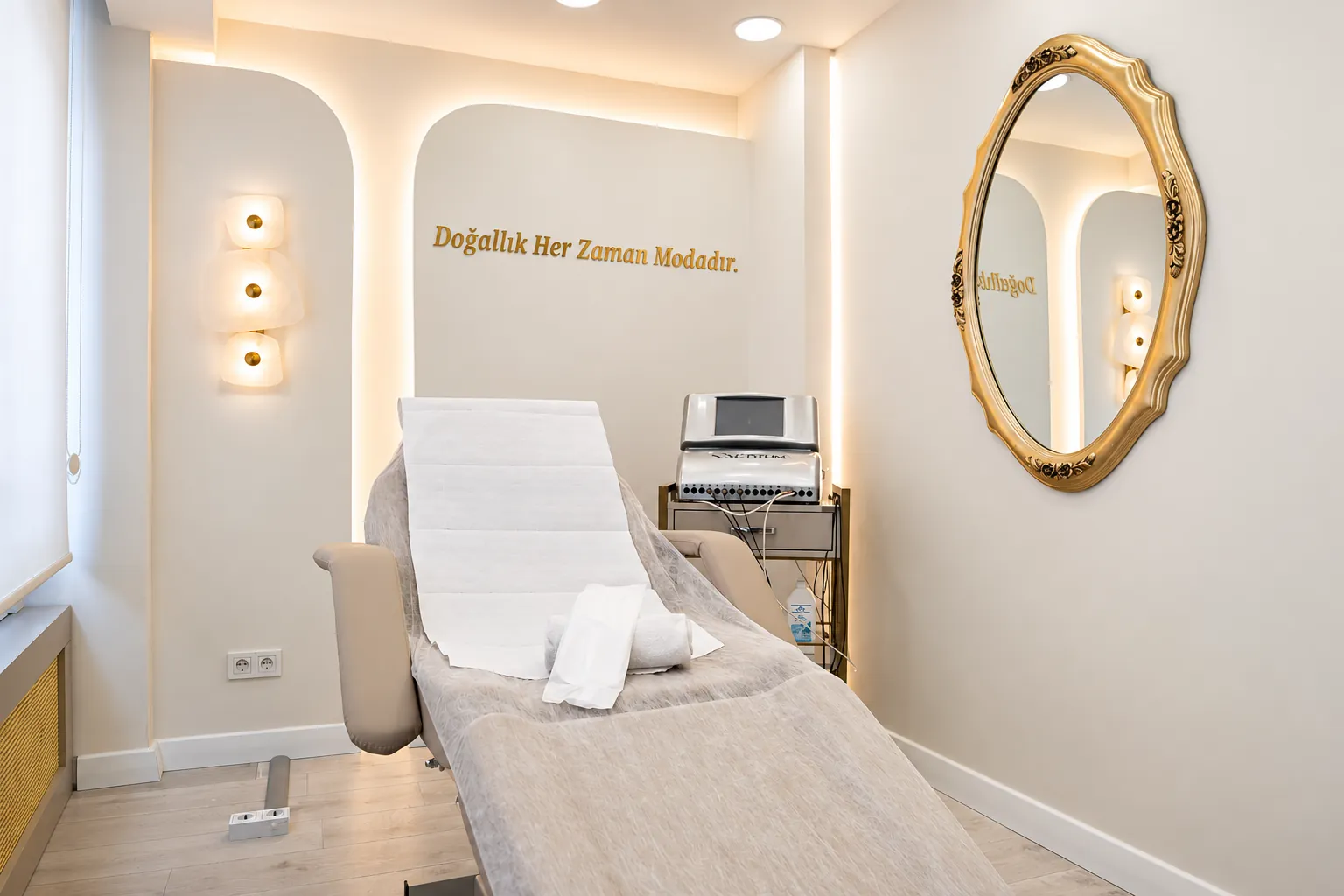 Vega Beauty vücut uygulamaları odası: 'Doğallık her zaman modadır' yazısı