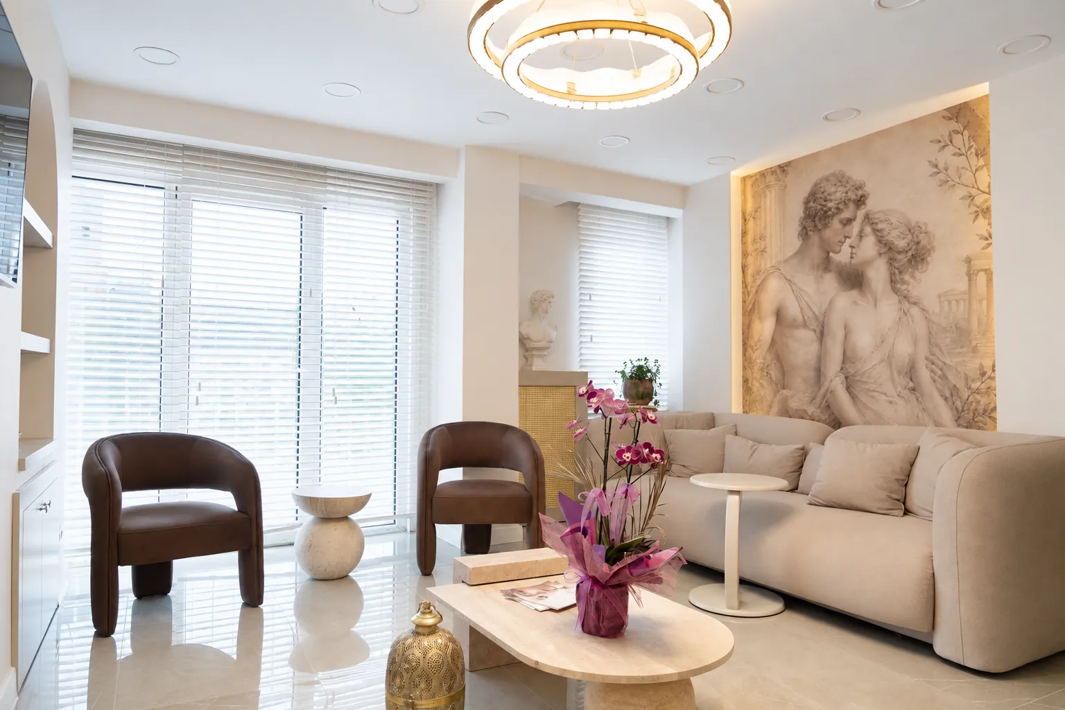 Vega Beauty bekleme salonunda orkideler ve krem tonlu oturma grubu