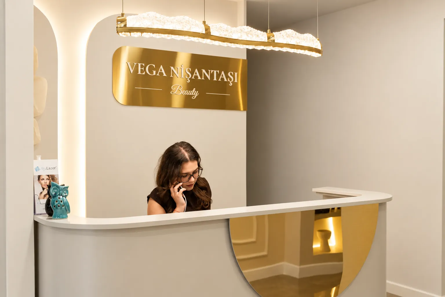 Vega Nişantaşı Beauty karşılama bankosu ve altın logo